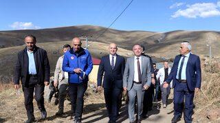 Ardahan Valisi Öner, depremden etkilenen köylerde incelemelerini sürdürdü: