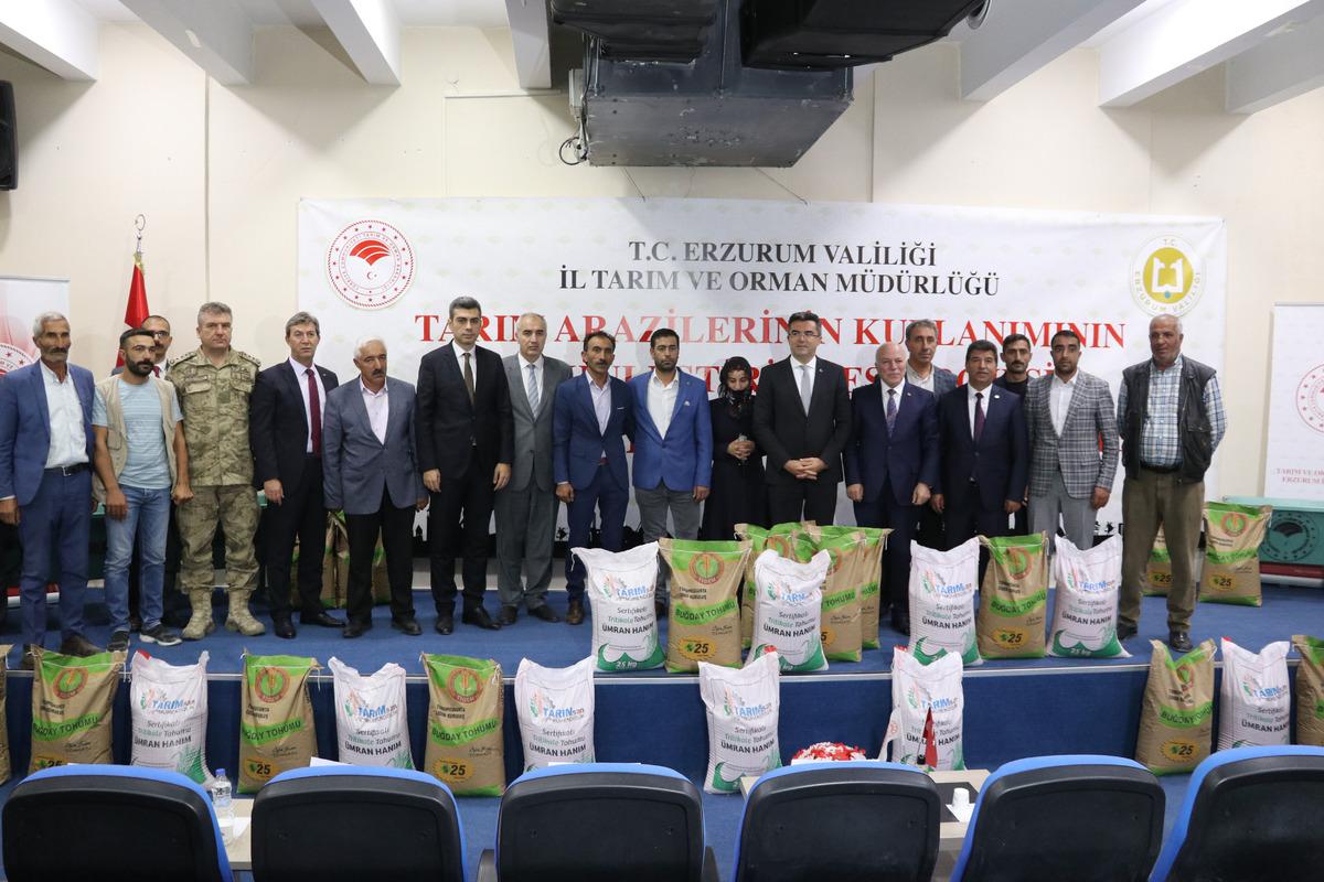 Erzurum'da &ccedil;ift&ccedil;ilere buğday, arpa ve tritikale tohumu dağıtıldı