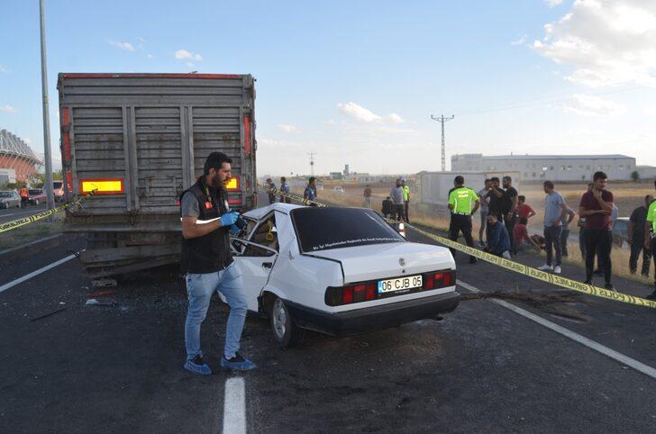 Aksaray'da tıra çarpan otomobildeki 2 kişi öldü G3