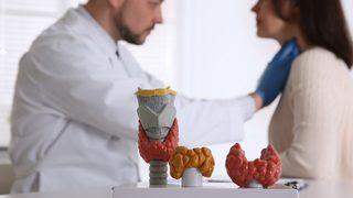 Sayı her geçen gün artıyor: Ömür boyu ilaç kullanmak zorundalar! Tiroid kanseri tedavisi nedir?