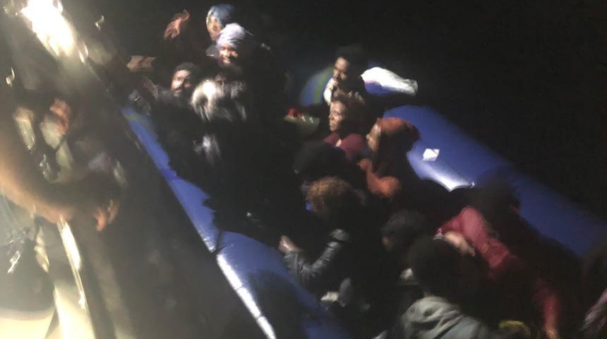 Kuşadası'nda geri itilen 48 düzensiz göçmen kurtarıldı