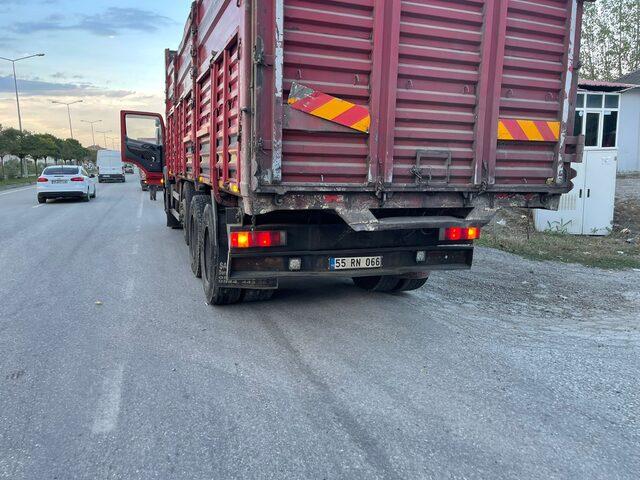 Samsun'da kamyonla çarpışan hafif ticari araçtaki 4 kişi yaralandı