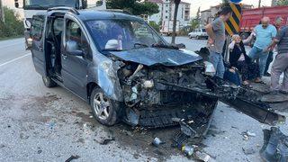 Samsun'da kamyonla çarpışan hafif ticari araçtaki 4 kişi yaralandı
