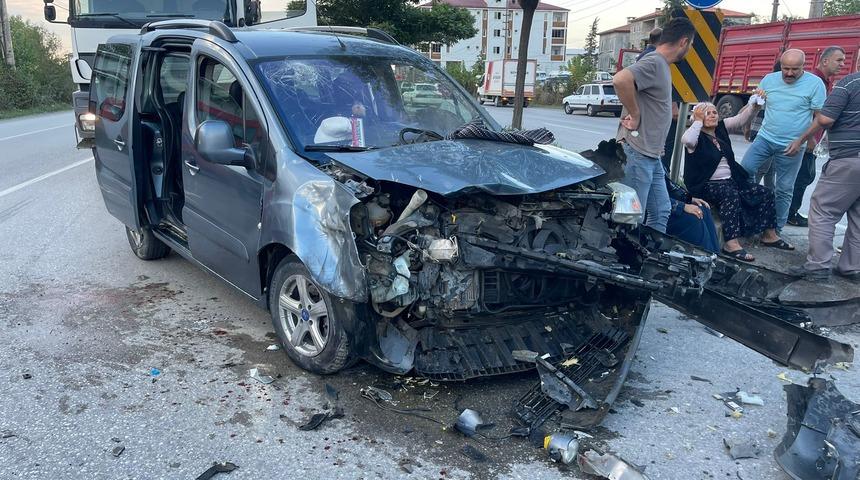 Samsun'da kamyonla çarpışan hafif ticari araçtaki 4 kişi yaralandı