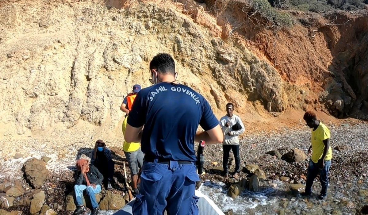 İzmir a&ccedil;ıklarında 46 d&uuml;zensiz g&ouml;&ccedil;men kurtarıldı, 34 g&ouml;&ccedil;men yakalandı