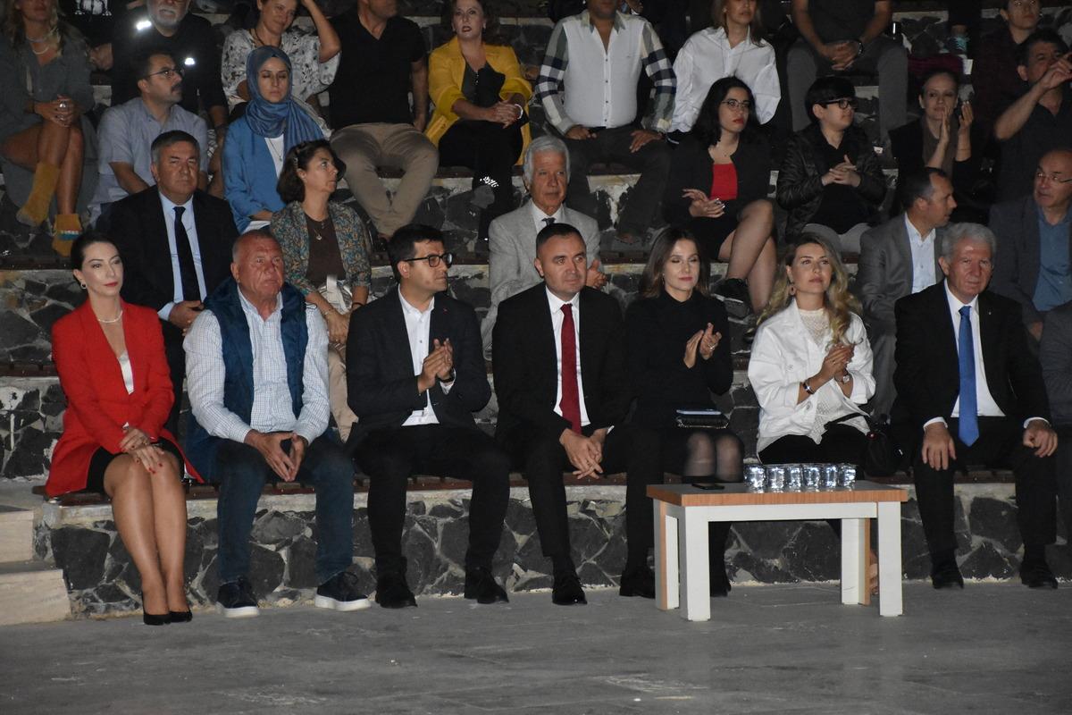 Opera sanat&ccedil;ısı Hakan Aysev İzmir'de konser verdi