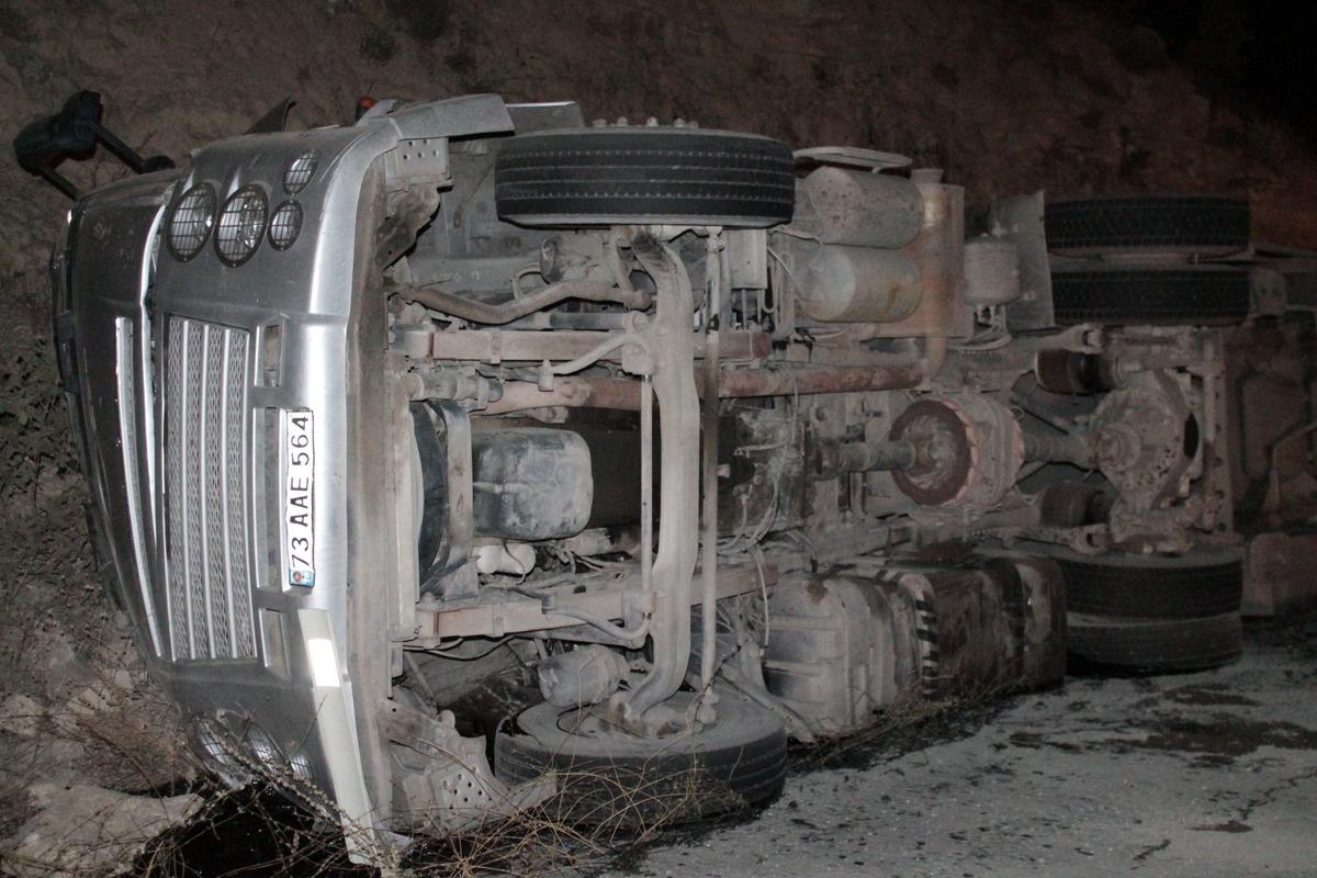 Batman'da devrilen tankerin s&uuml;r&uuml;c&uuml;s&uuml; yaralandı