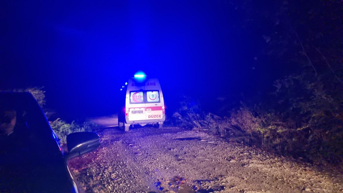 D&uuml;zce'de u&ccedil;uruma yuvarlanan ATV s&uuml;r&uuml;c&uuml;s&uuml; ekiplerin &ccedil;abasıyla kurtarıldı