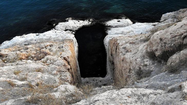 Van Gölü'nde sular çekilince ortaya çıktı! Sosyal medyadan paylaşınca defineciler akın etti... Uzman isim de şaşırmıştı G4