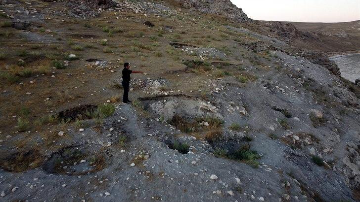 Van Gölü'nde sular çekilince ortaya çıktı! Sosyal medyadan paylaşınca defineciler akın etti... Uzman isim de şaşırmıştı G2