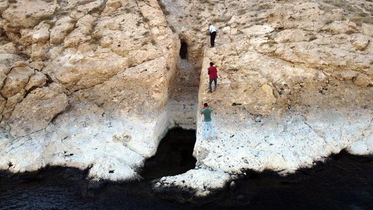 Van Gölü'nde sular çekilince ortaya çıktı! Sosyal medyadan paylaşınca defineciler akın etti... Uzman isim de şaşırmıştı G1