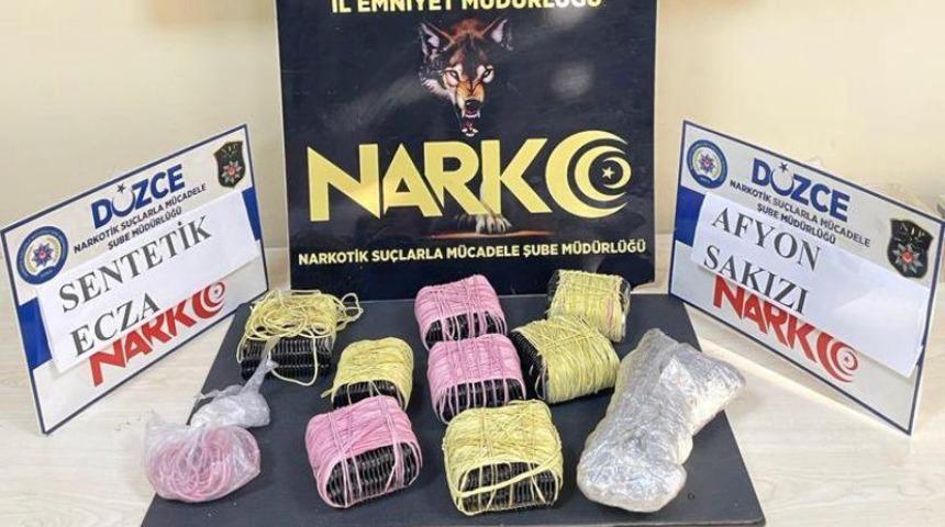 Düzce'de yolcu otobüsünde uyuşturucu taşıyan 2 zanlı gözaltına alındı