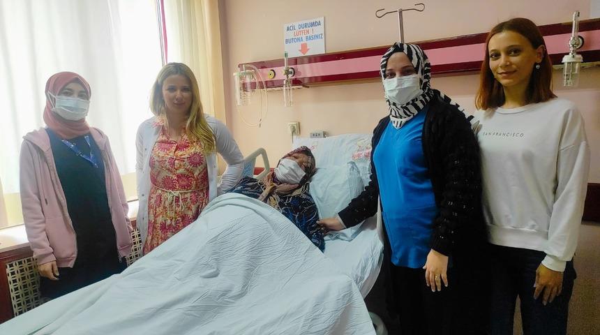 Şişkinlik şikayeti bulunan hastanın karnından 20 santimetrelik kist alındı