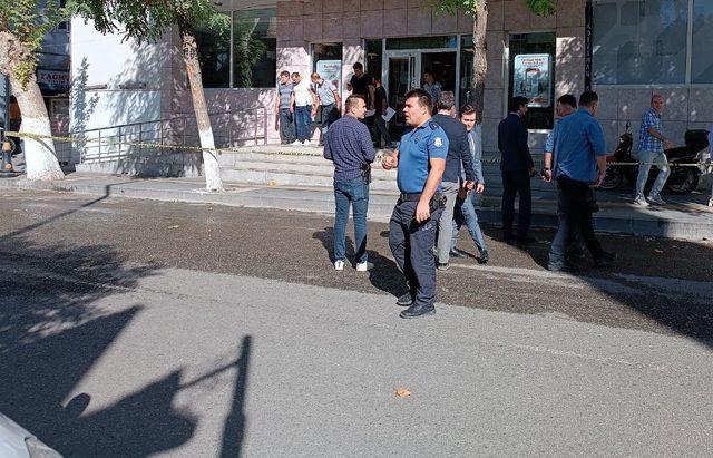 Adıyaman'da husumetlisinin silahlı saldırısına uğrayan banka güvenlik görevlisi yaralandı