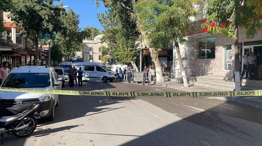 Adıyaman'da husumetlisinin silahlı saldırısına uğrayan banka güvenlik görevlisi yaralandı