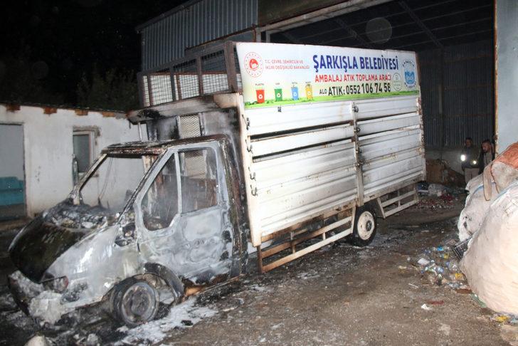 Sivas'ta geri dönüşüm deposunda çıkan yangın söndürüldü G3