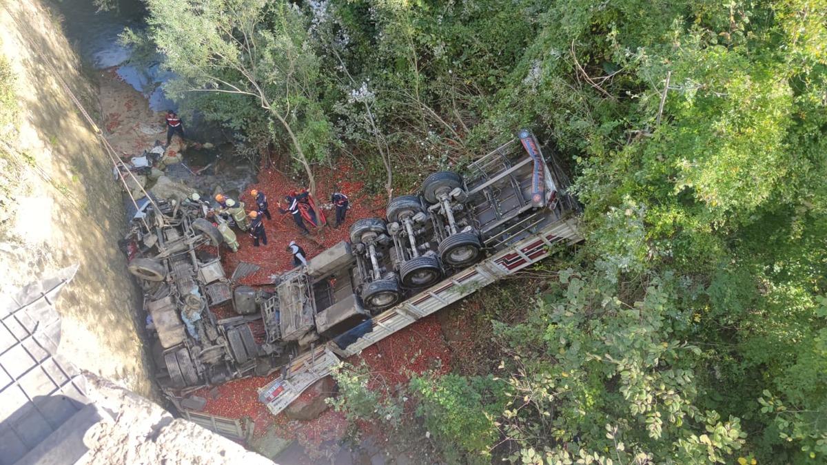 Bursa'da d&uuml;şt&uuml;ğ&uuml; derede saatler sonra fark edilen tırın s&uuml;r&uuml;c&uuml;s&uuml; &ouml;l&uuml; bulundu