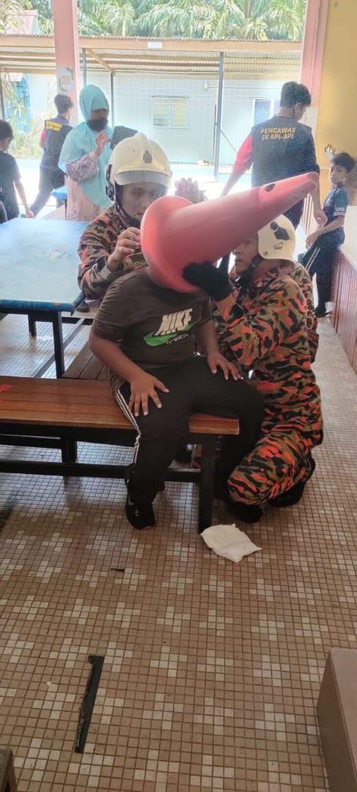 Şakanın sonu kötü bitti! 10 yaşındaki çocuğun kafasına trafik konisi sıkıştı... Çıkartmak için adeta seferber oldular G3