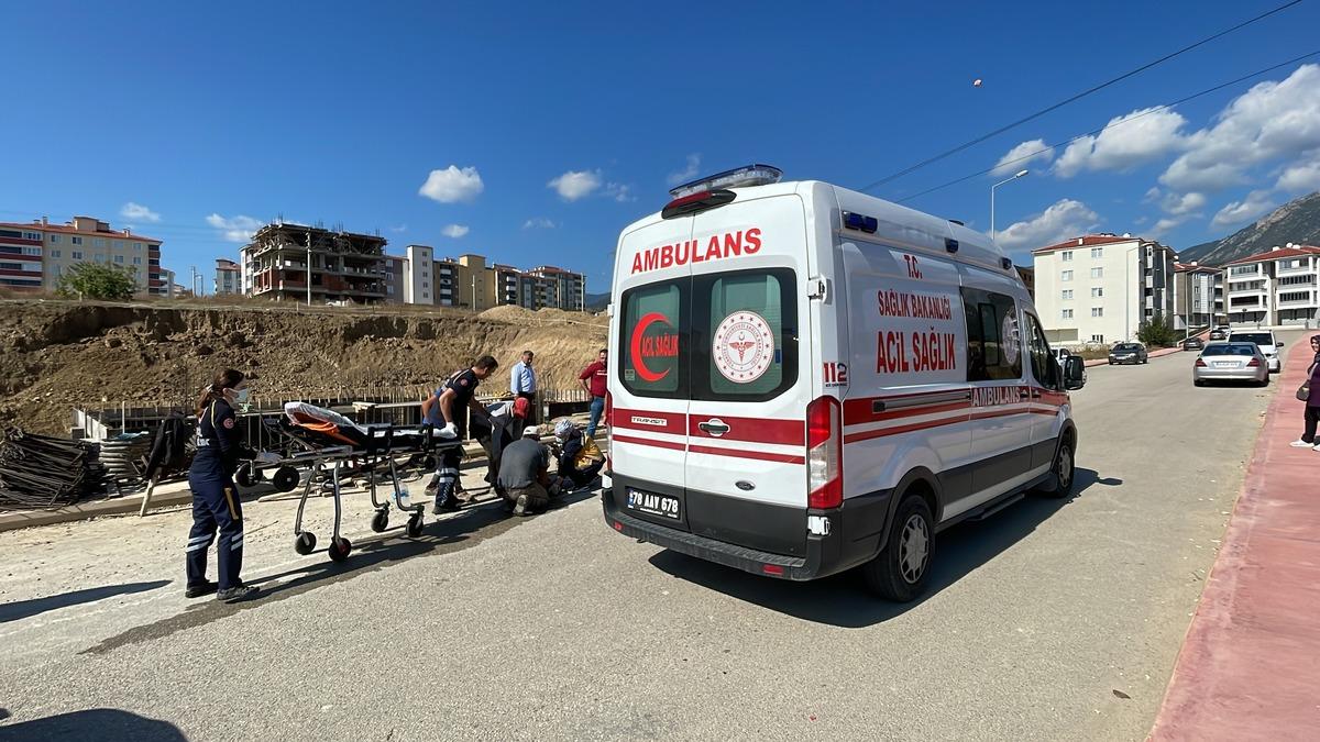 İnşaattan d&uuml;şen iş&ccedil;i ile onu kurtarmaya &ccedil;alışırken bayılan ağabeyi hastaneye kaldırıldı
