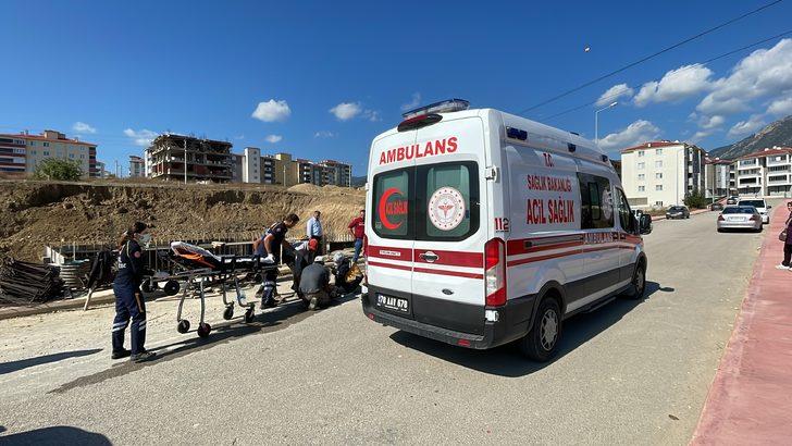 İnşaattan düşen işçi ile onu kurtarmaya çalışırken bayılan ağabeyi hastaneye kaldırıldı G1