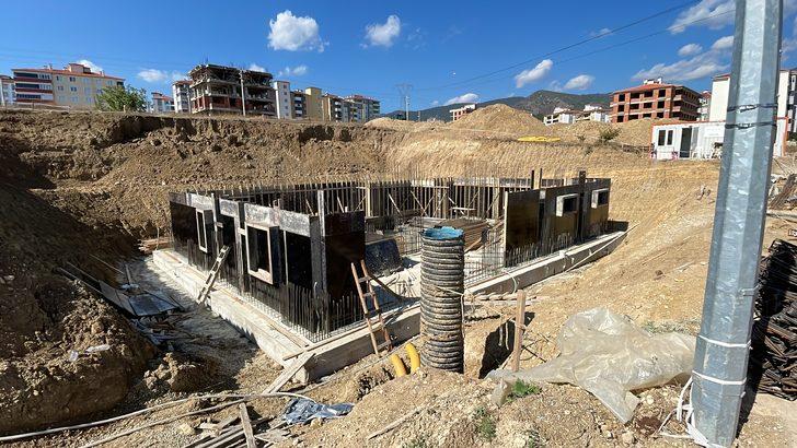 İnşaattan düşen işçi ile onu kurtarmaya çalışırken bayılan ağabeyi hastaneye kaldırıldı G3