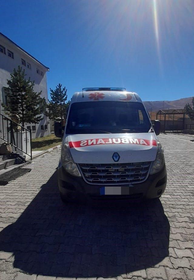 Ağrı'da özel şirkete ait ambulansta 12 düzensiz göçmen yakalandı