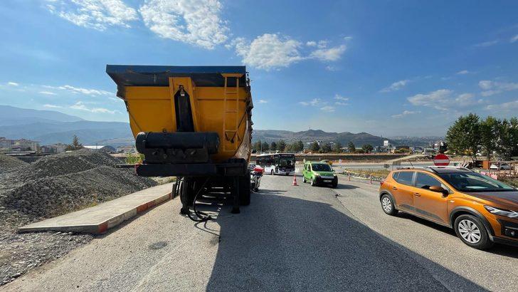 Karabük'te park halindeki dorseye çarpan motosikletli kurye yaralandı G2