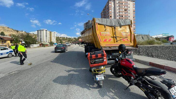 Karabük'te park halindeki dorseye çarpan motosikletli kurye yaralandı G5