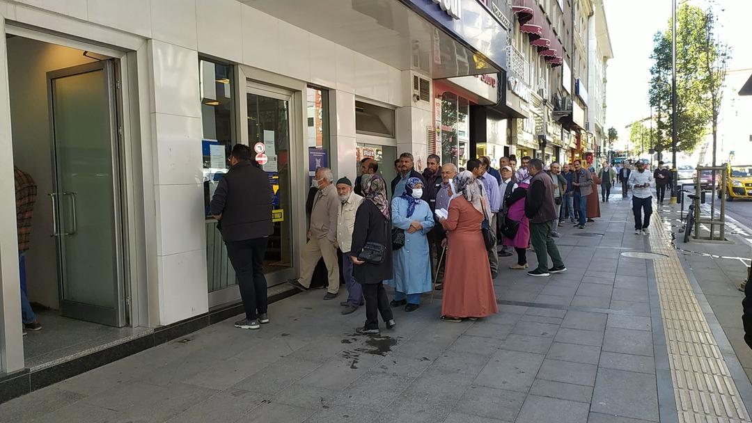 Son dakika: Promosyon i&ccedil;in bankalara akın ettiler! Metrelerce kuyruk oldu...