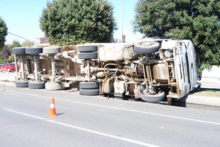 Pendik'te kaza sonrası devrilen kamyon trafikte aksamaya neden oldu G1