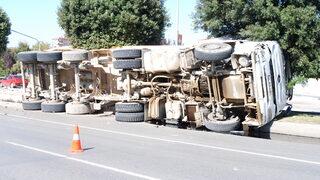 Pendik'te kaza sonrası devrilen kamyon trafikte aksamaya neden oldu