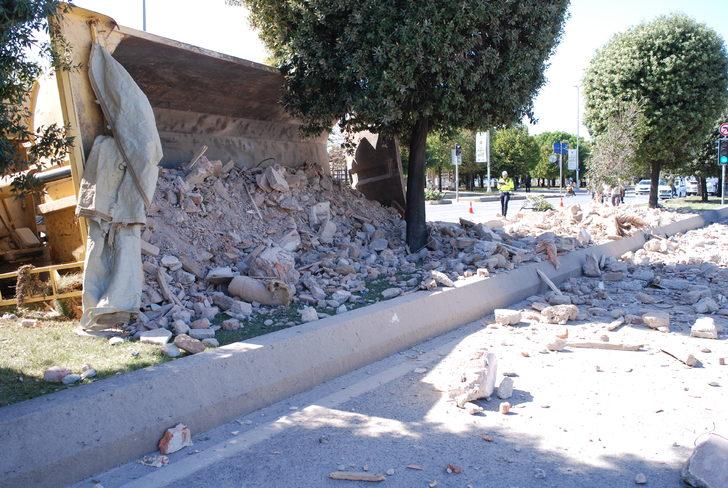 Pendik'te kaza sonrası devrilen kamyon trafikte aksamaya neden oldu G2