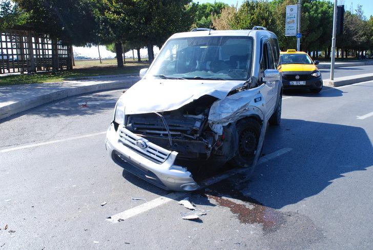 Pendik'te kaza sonrası devrilen kamyon trafikte aksamaya neden oldu G4