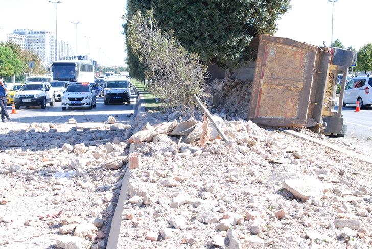 Pendik'te kaza sonrası devrilen kamyon trafikte aksamaya neden oldu G5
