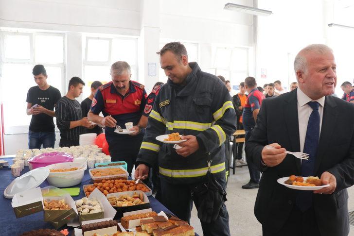 Burdur'daki lise öğrencilerinden itfaiye personellerine sürpriz kutlama G3