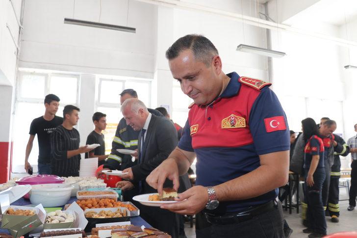 Burdur'daki lise öğrencilerinden itfaiye personellerine sürpriz kutlama G4
