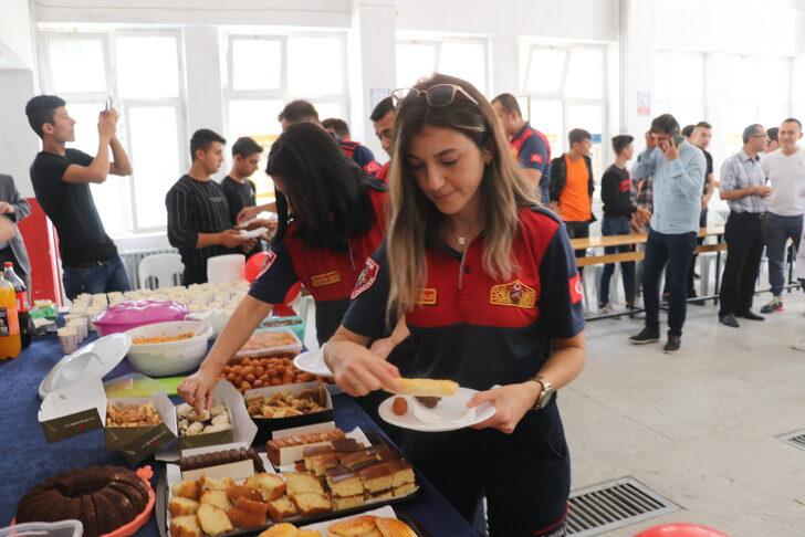 Burdur'daki lise öğrencilerinden itfaiye personellerine sürpriz kutlama G5