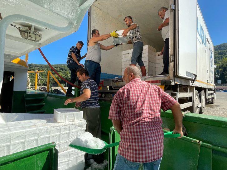 Amasra'da balıkçılar, limana palamut dolu kasalarla döndü G5