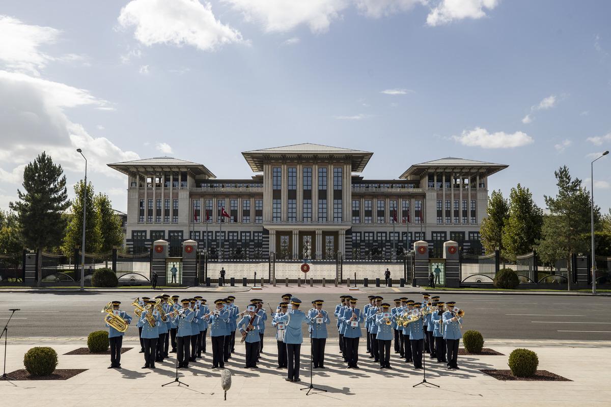 Cumhurbaşkanlığı Muhafız Alayı T&uuml;fekli G&ouml;steri B&ouml;l&uuml;ğ&uuml; n&ouml;bet değişimi g&ouml;sterisi ger&ccedil;ekleştirildi
