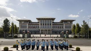 Cumhurbaşkanlığı Muhafız Alayı Tüfekli Gösteri Bölüğü nöbet değişimi gösterisi gerçekleştirildi