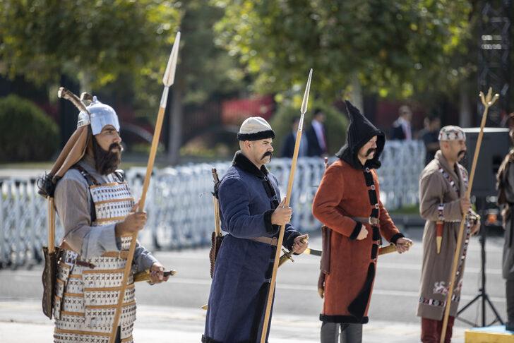 Cumhurbaşkanlığı Muhafız Alayı Tüfekli Gösteri Bölüğü nöbet değişimi gösterisi gerçekleştirildi G2