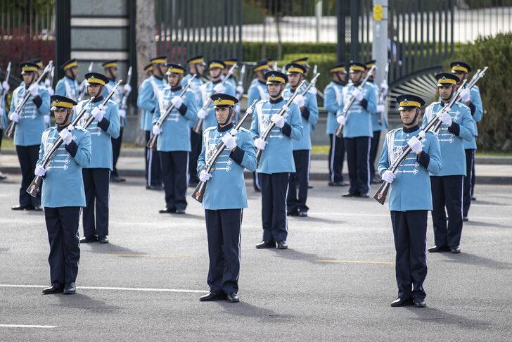 Cumhurbaşkanlığı Muhafız Alayı Tüfekli Gösteri Bölüğü nöbet değişimi gösterisi gerçekleştirildi G5
