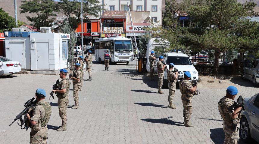 Van merkezli 4 ildeki tefecilik operasyonunda gözaltına alınan şüpheliler adliyeye sevk edildi