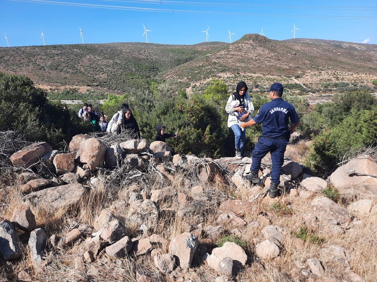 İzmir'de 156 d&uuml;zensiz g&ouml;&ccedil;men Geri G&ouml;nderme Merkezine sevk edildi