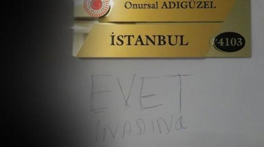 CHP'li vekilin odasına 'İnadına Evet' yazıldı
