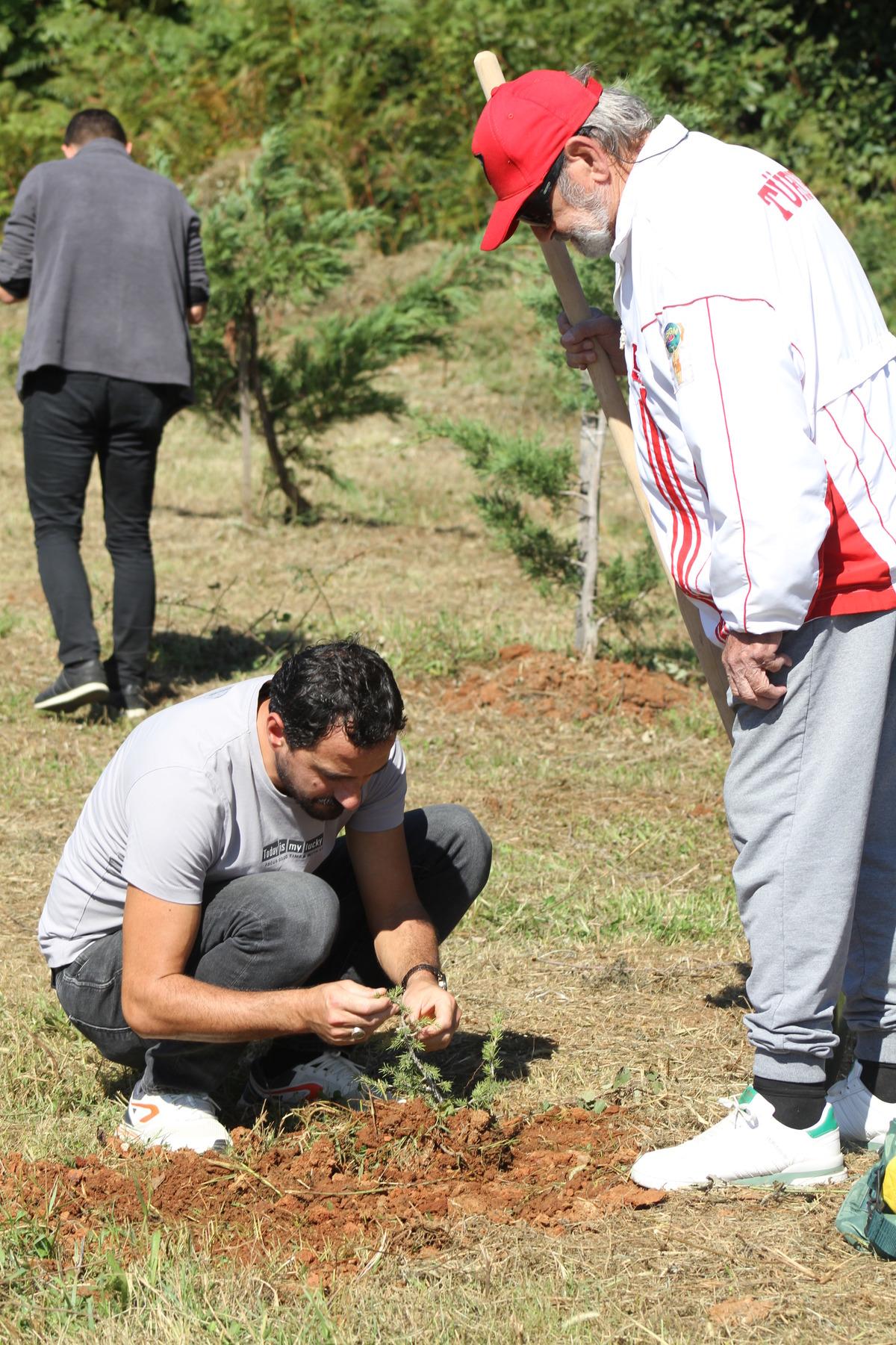 D&uuml;zce'de huzurevi sakinleri fidan dikti