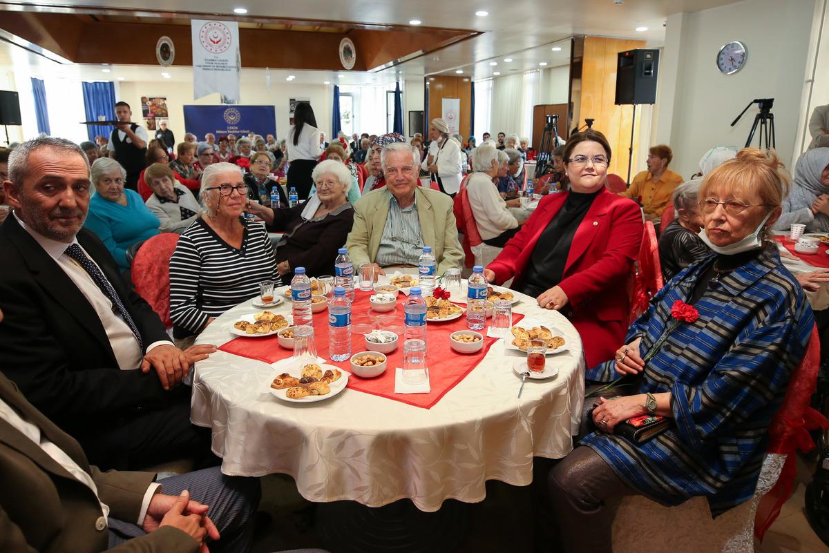 Bakan Yanık, Etiler Huzurevi'nde konser izledi