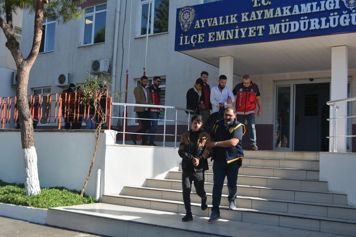 Polis olduklarını s&ouml;yleyip 700 bin lira dolandırdılar