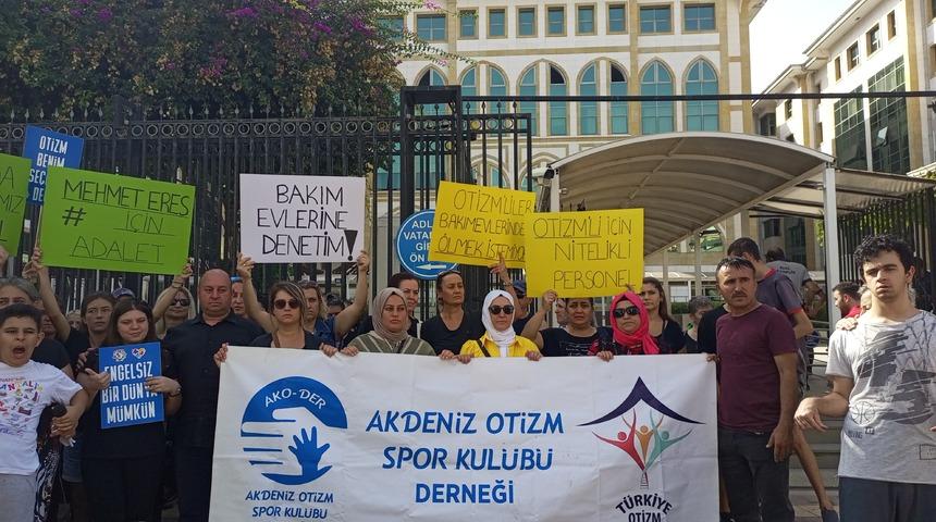 Antalya'da otizmli bireylerin aileleri, bakımevinde işkenceyle öldüğü iddia edilen genç için buluştu