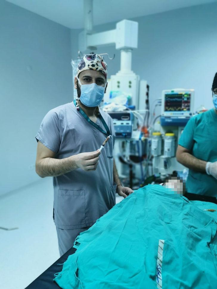 Elazığ'da 13 aylık bebeğin böbreğindeki 5 santimetrelik taş ameliyatla çıkarıldı G3